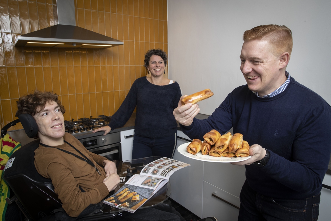 Siem en Joost, twee mannen met hersenletsel, maakten een kookboek: ‘Iedereen moet kunnen koken, zelf